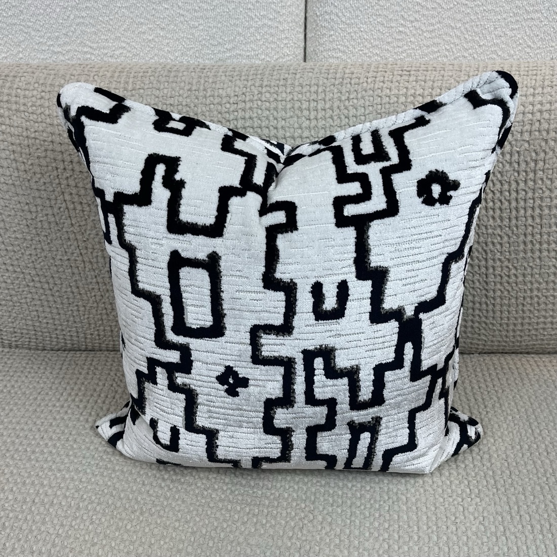 img_7514 Fabricut Venturo Velvet Pillow - Image 1